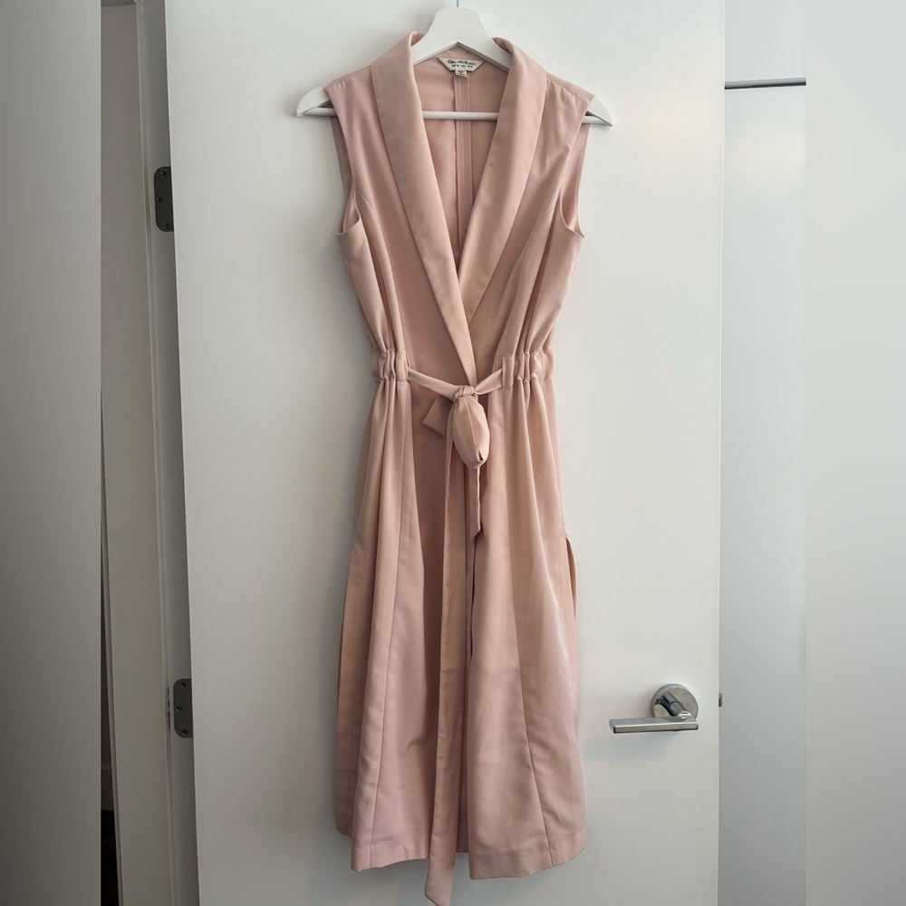 Long sleeveless vest with ties